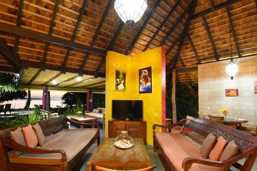 A/C 2BR Villa HOTU/TAMANU Kitchen & Pool